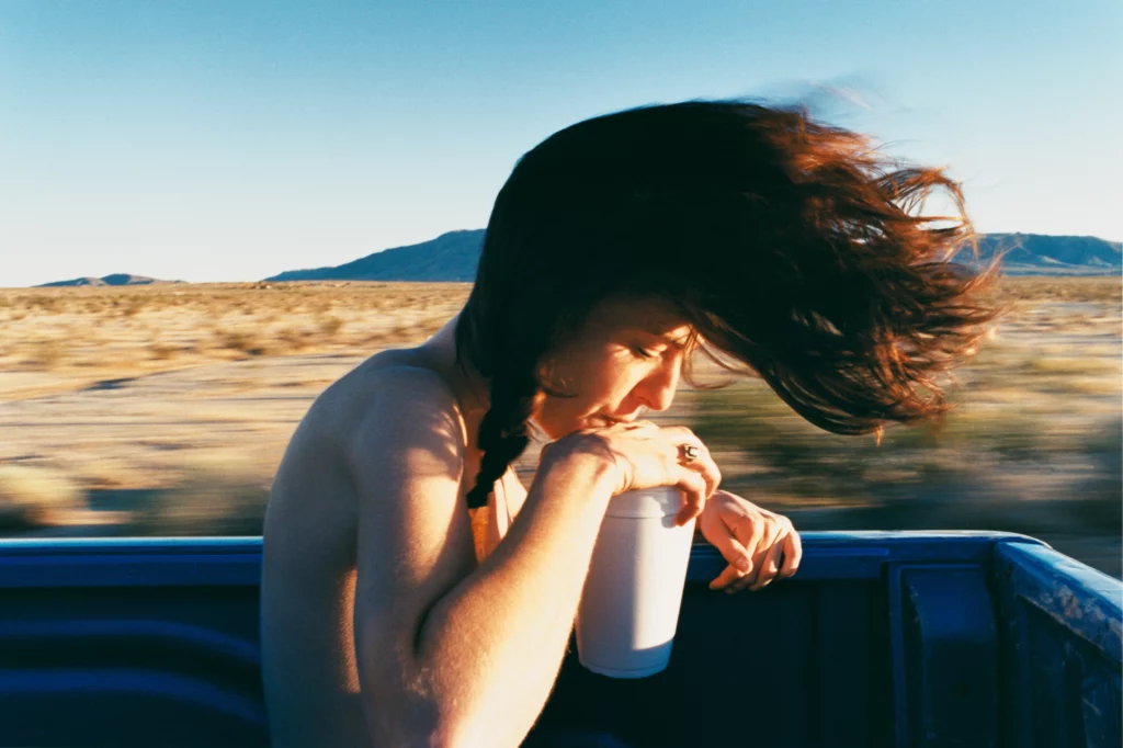 Photographie de Ryan McGinley Dakota Hair exposée dans Fragile Beauté au Jeu de Paume, issue de la collection photographique de Sir Elton John et David Furnish.
