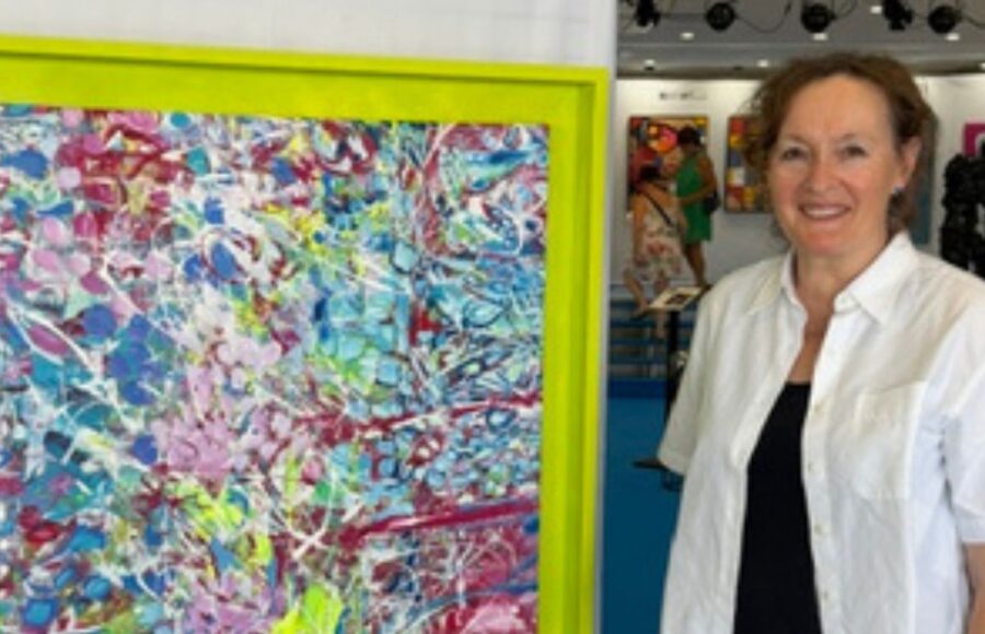 Christine Nilly art riviera tour devant son tableau