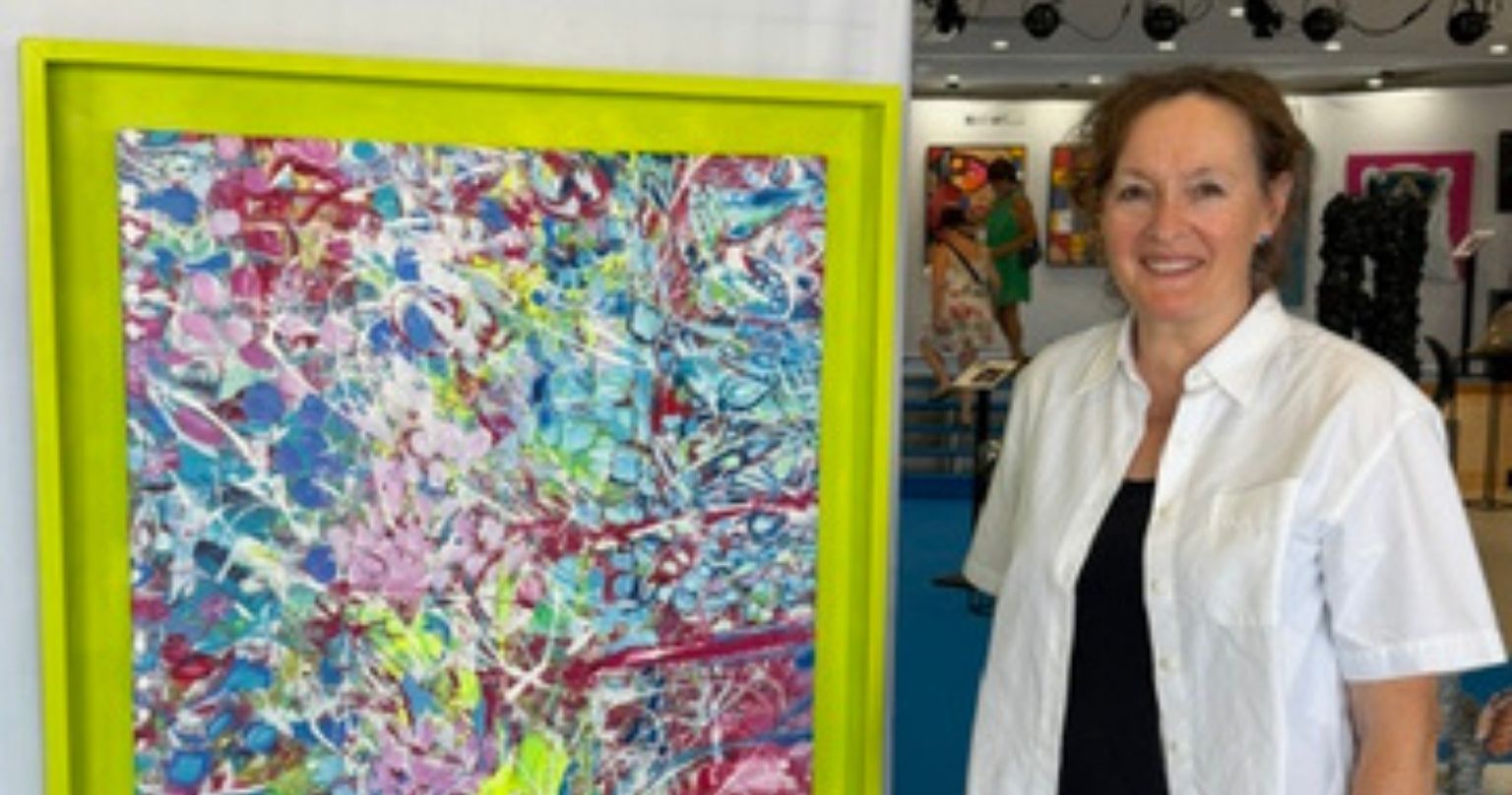 Christine Nilly art riviera tour devant son tableau