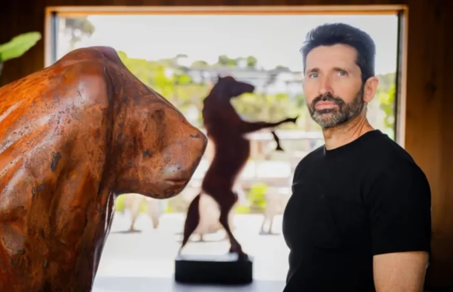 Portrait de Cyril Maccioni, sculpteur contemporain français, devant ses sculptures animalières monumentales de l'exposition Les Oubliés à Terra di Gaya.