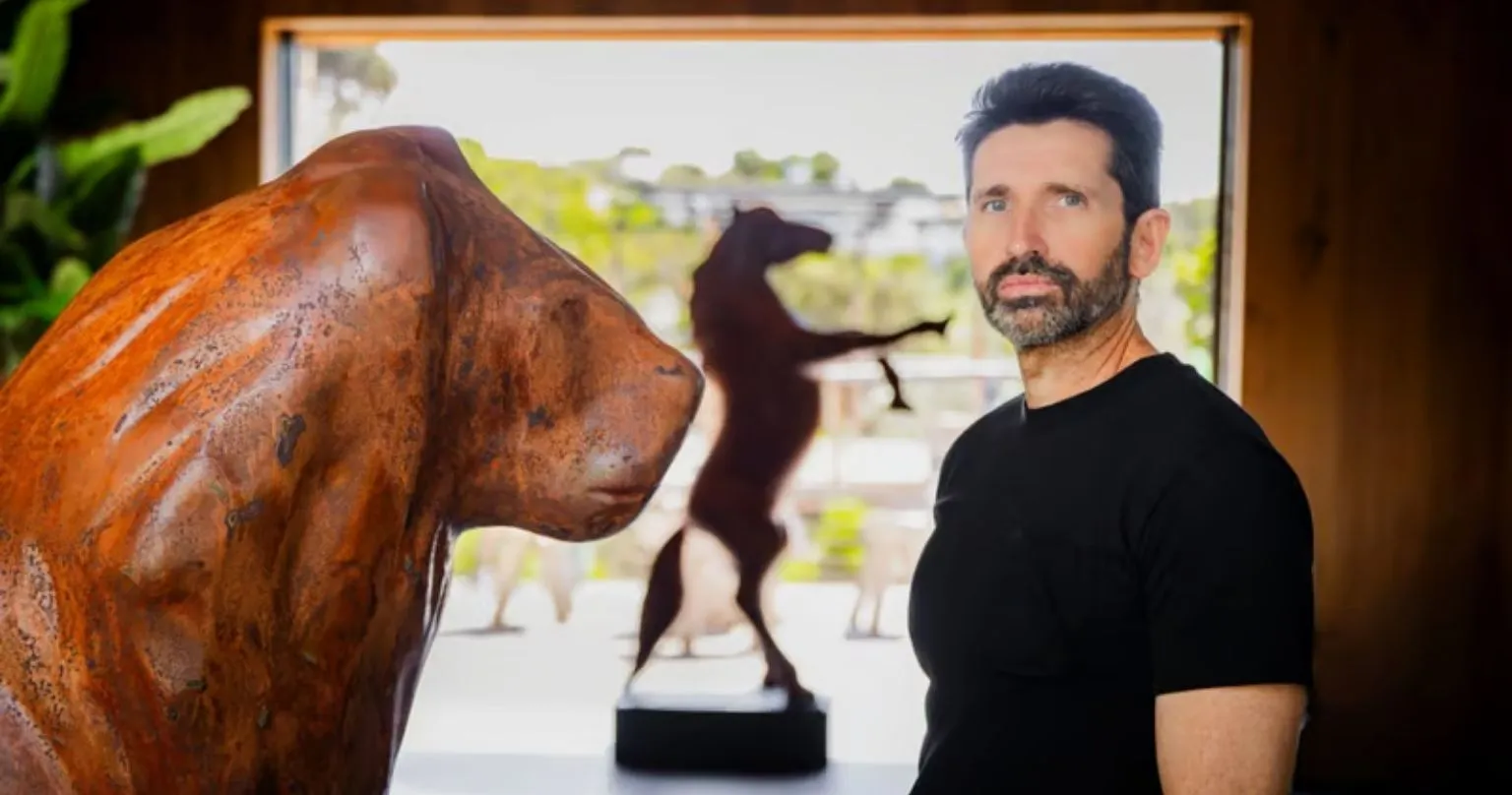 Portrait de Cyril Maccioni, sculpteur contemporain français, devant ses sculptures animalières monumentales de l'exposition Les Oubliés à Terra di Gaya.