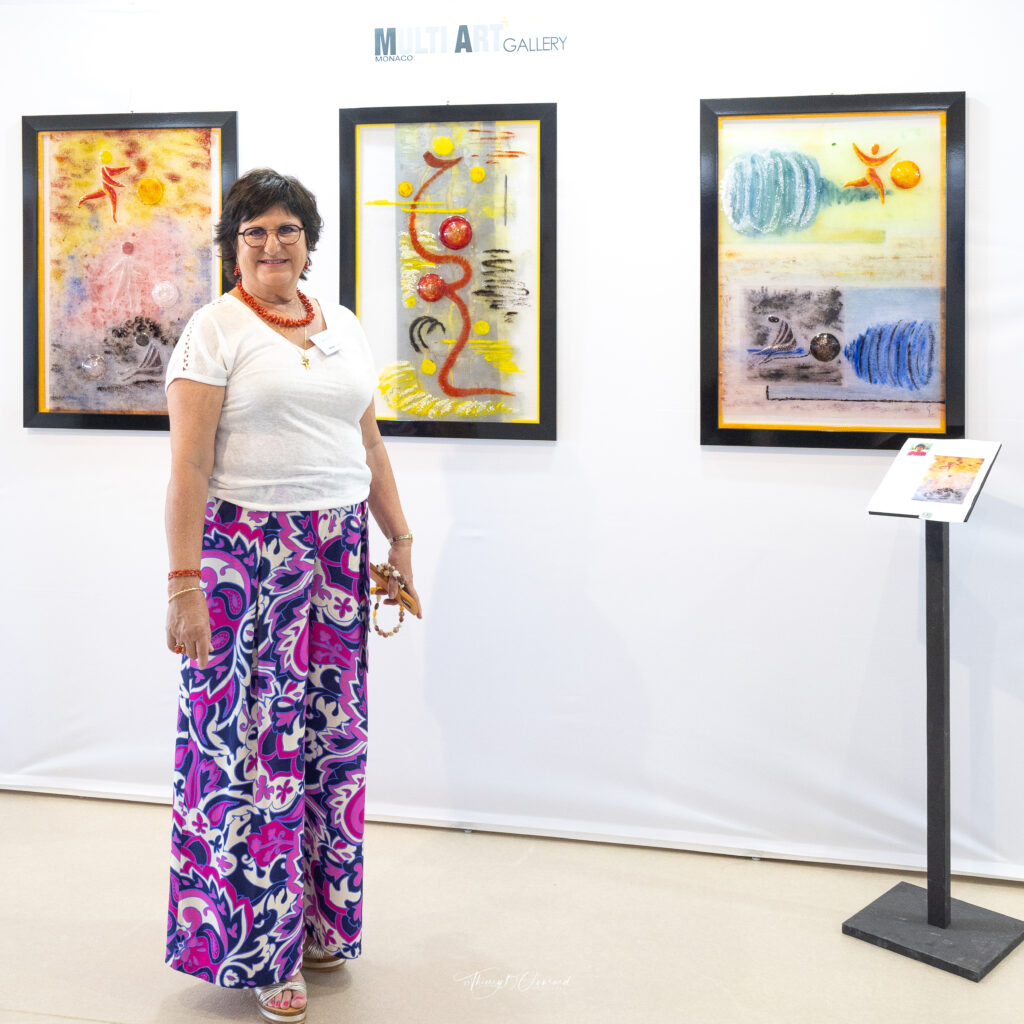 Elizabeth Rossi devant ses œuvres à Art Riviera Tour 2026