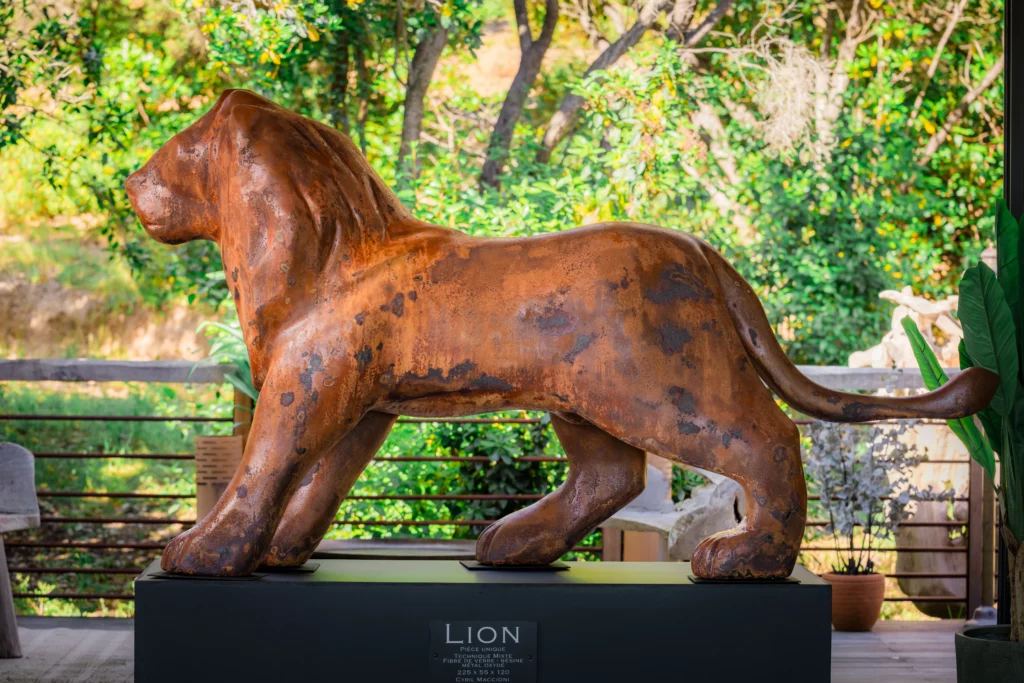 Lion monumental de Cyril Monumental lion by Cyril Maccioni, contemporary sculpture in fiberglass, resin and oxidised metal from The Forgotten series, exhibited at Terra di Gaya in Corsica.