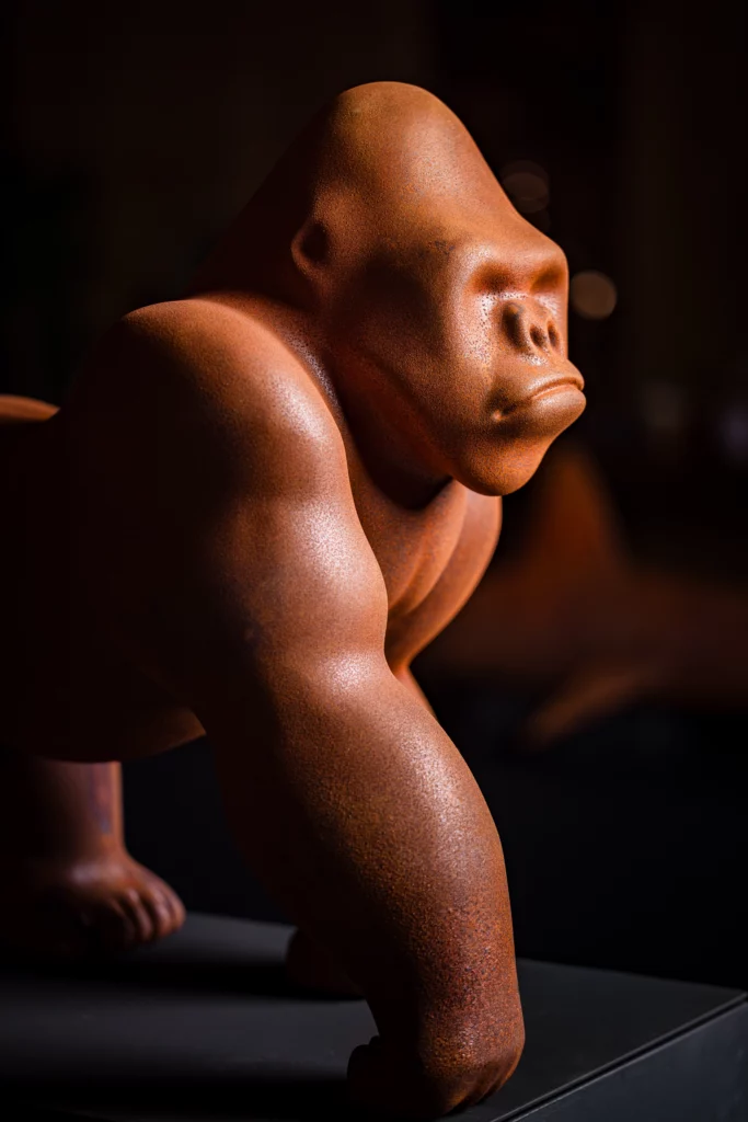 Gorilla de Cyril Maccioni, sculpture contemporaine de la série Les Oubliés, symbole de la mémoire du vivant et de la fragilité des espèces.