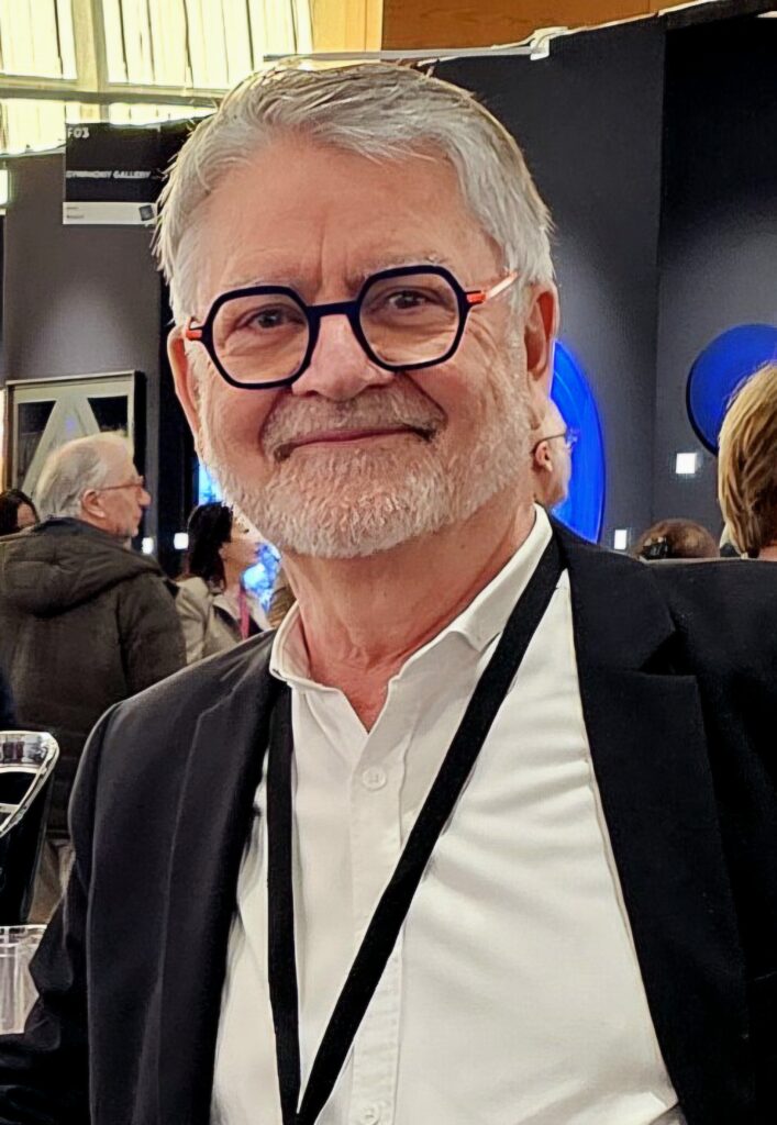 portrait de jean claude bertrand artiste peintre présent à l'exposition Art Riviera Tour