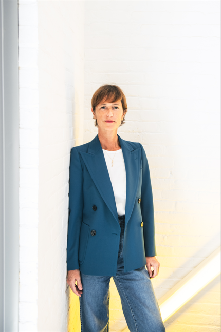 Portrait de Jessica Morgan, nommée directrice de Tate à compter du 1er janvier 2027, dans un espace d'art contemporain.