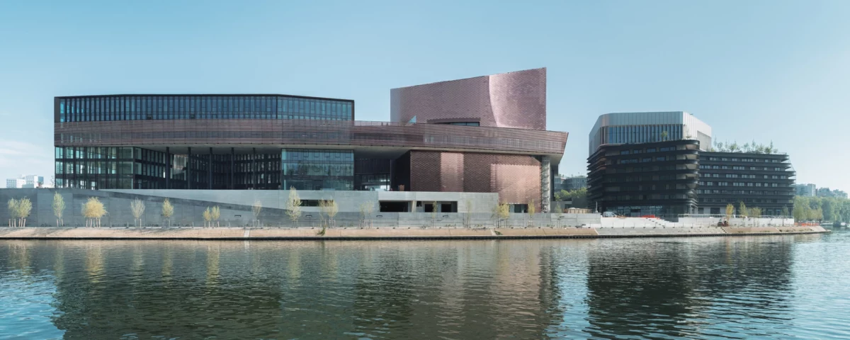 le large centre d'art de la poinde des arts ile seguin