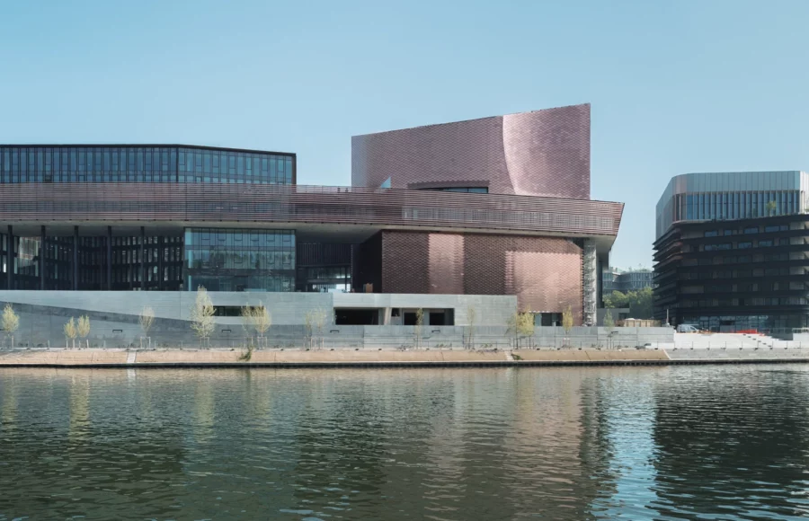 le large centre d'art de la poinde des arts ile seguin