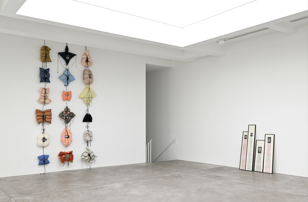 Vue de l’exposition Histoires des oreillers d’Annette Messager à la Galerie Marian Goodman à Paris en 2026.