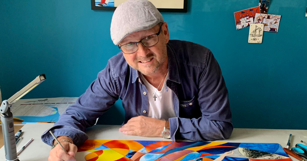 Photo portrait de Gil Loison à sa tableau de dessin