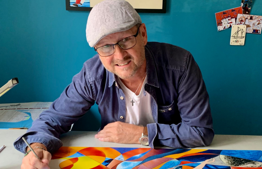 Photo portrait de Gil Loison à sa tableau de dessin
